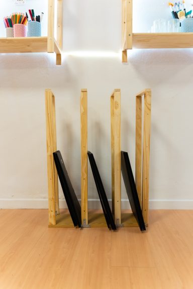 Nuestra zona de pintura, equipada con todo lo necesario para las clases, y con materiales artísticos de calidad.