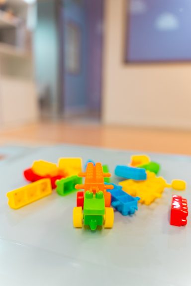 En la ludoteca, dejamos espacio para combinar el juego libre y la experimentación con propuestas creativas de manualidades dirigidas.