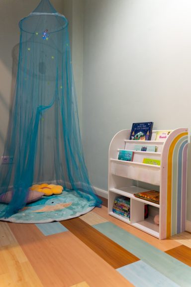 La ludoteca cuenta con su Rincón de Biblioteca, para que puedan encontrar su momento de calma.