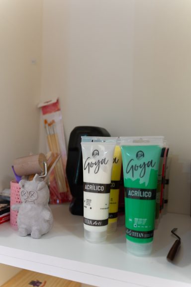 Nuestra zona de pintura, equipada con todo lo necesario para las clases, y con materiales artísticos de calidad.