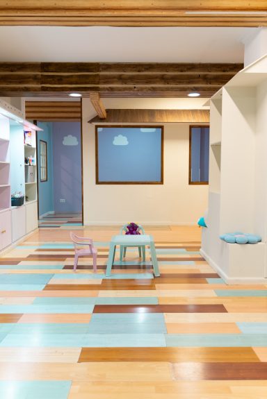 Nuestro espacio es amplio y versátil, adaptándolo según las necesidades de cada actividad.