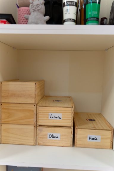 Nuestra zona de pintura, equipada con todo lo necesario para las clases, y con materiales artísticos de calidad.