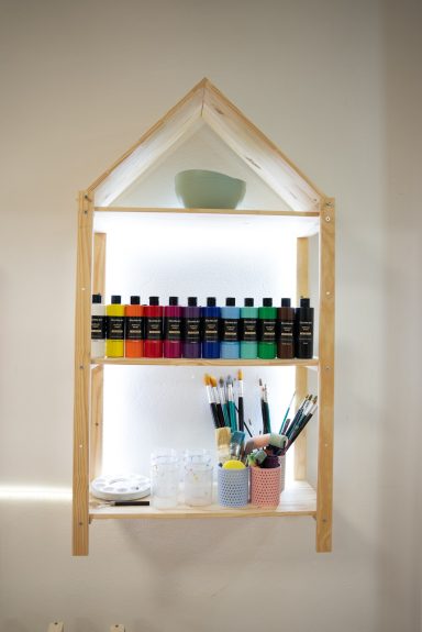 Nuestra zona de pintura, equipada con todo lo necesario para las clases, y con materiales artísticos de calidad.