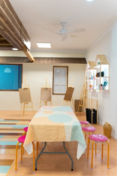 Nuestro espacio de pintura se transforma en el lugar perfecto para los talleres de adultos, un entorno tranquilo que inspira a crear.