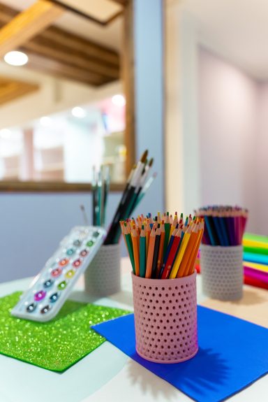 Nuestro espacio de pintura se transforma en el lugar perfecto para los talleres de adultos, un entorno tranquilo que inspira a crear.