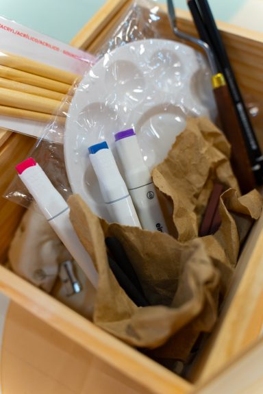 Nuestra zona de pintura, equipada con todo lo necesario para las clases, y con materiales artísticos de calidad.