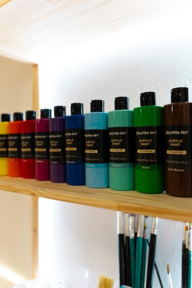 Nuestra zona de pintura, equipada con todo lo necesario para las clases, y con materiales artísticos de calidad.