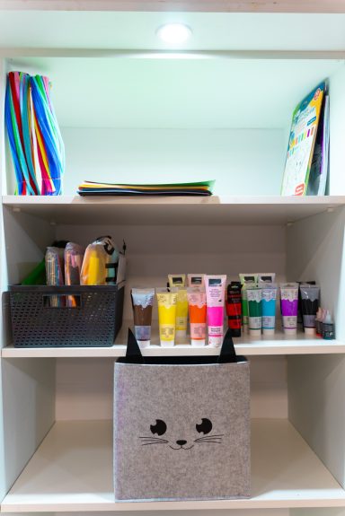 Nuestro espacio de pintura se transforma en el lugar perfecto para los talleres de adultos, un entorno tranquilo que inspira a crear.