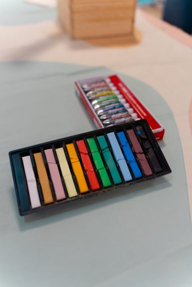 Nuestra zona de pintura, equipada con todo lo necesario para las clases, y con materiales artísticos de calidad.