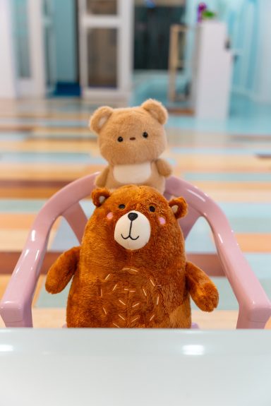 En la ludoteca, dejamos espacio para combinar el juego libre y la experimentación con propuestas creativas de manualidades dirigidas.