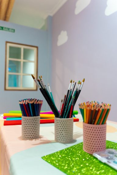 Nuestro espacio de pintura se transforma en el lugar perfecto para los talleres de adultos, un entorno tranquilo que inspira a crear.