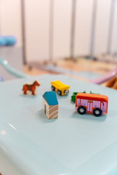 En la ludoteca, dejamos espacio para combinar el juego libre y la experimentación con propuestas creativas de manualidades dirigidas.